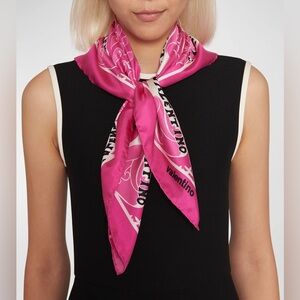 NWT/NWB Valentino Garavani Manifesto Manifesto Silk Scarf Foulard